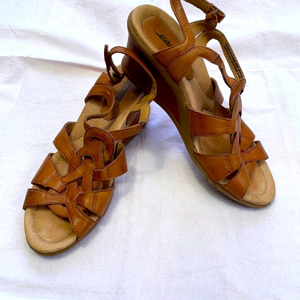 Earth heeled sandals, tan